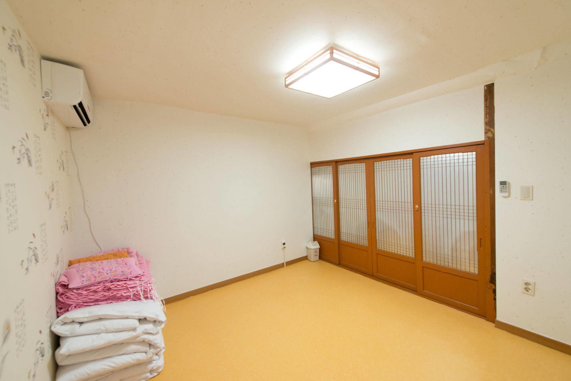 Empathy Hanok Guesthouse Тегу Екстериор снимка